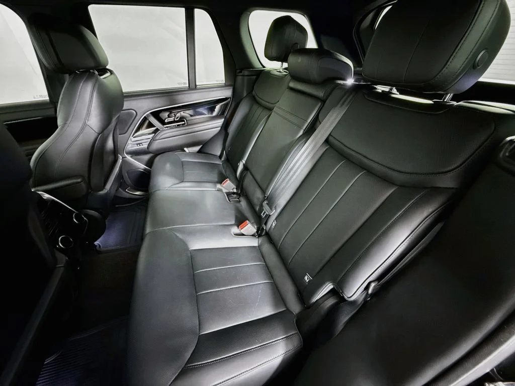 Certified Used 2025 Obsidian Black SV Bespoke Ultra Metallic Gloss Land Rover SE image 25