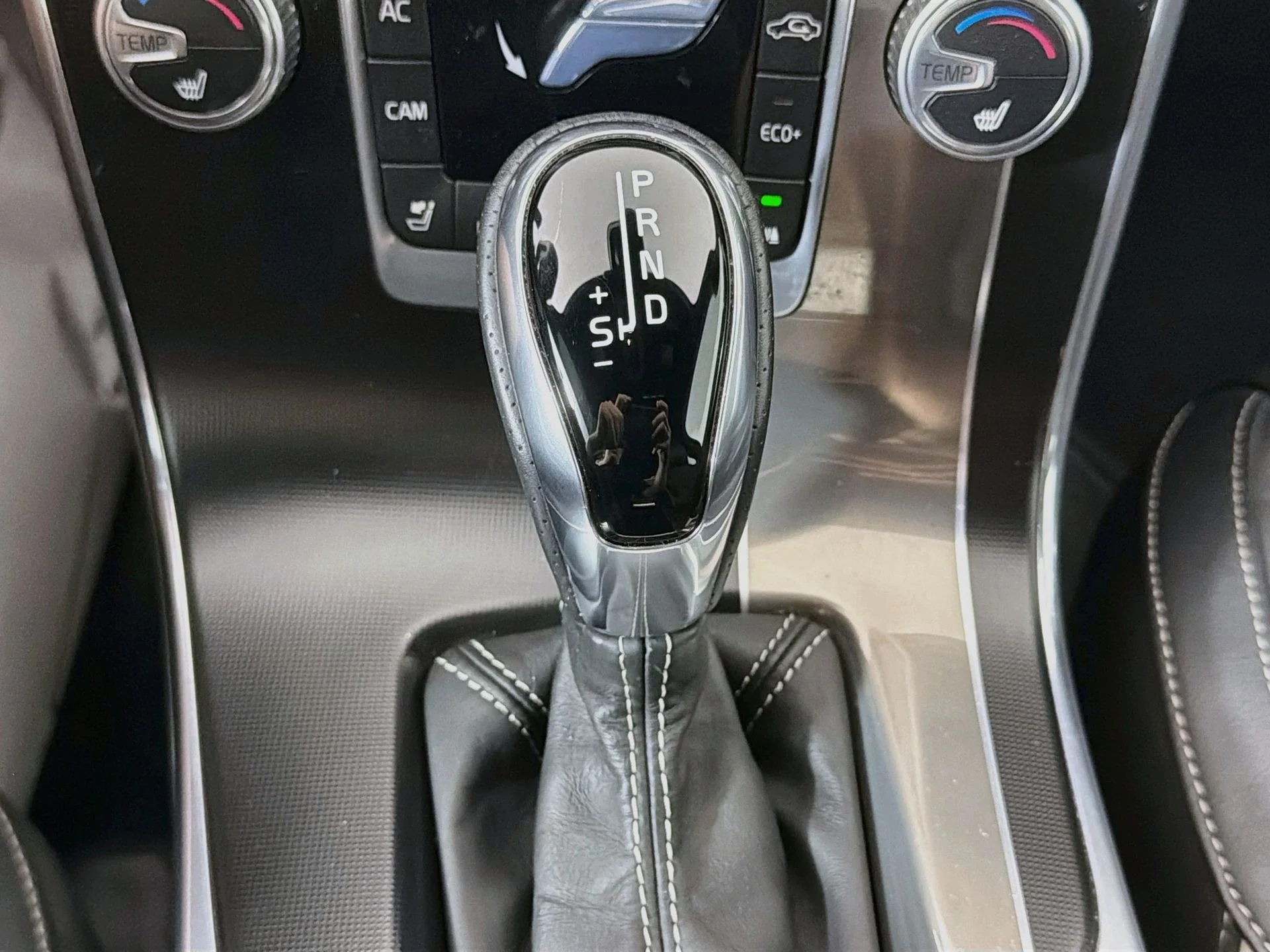 Used 2016 Black Volvo T6 Drive-E R-Design image 18