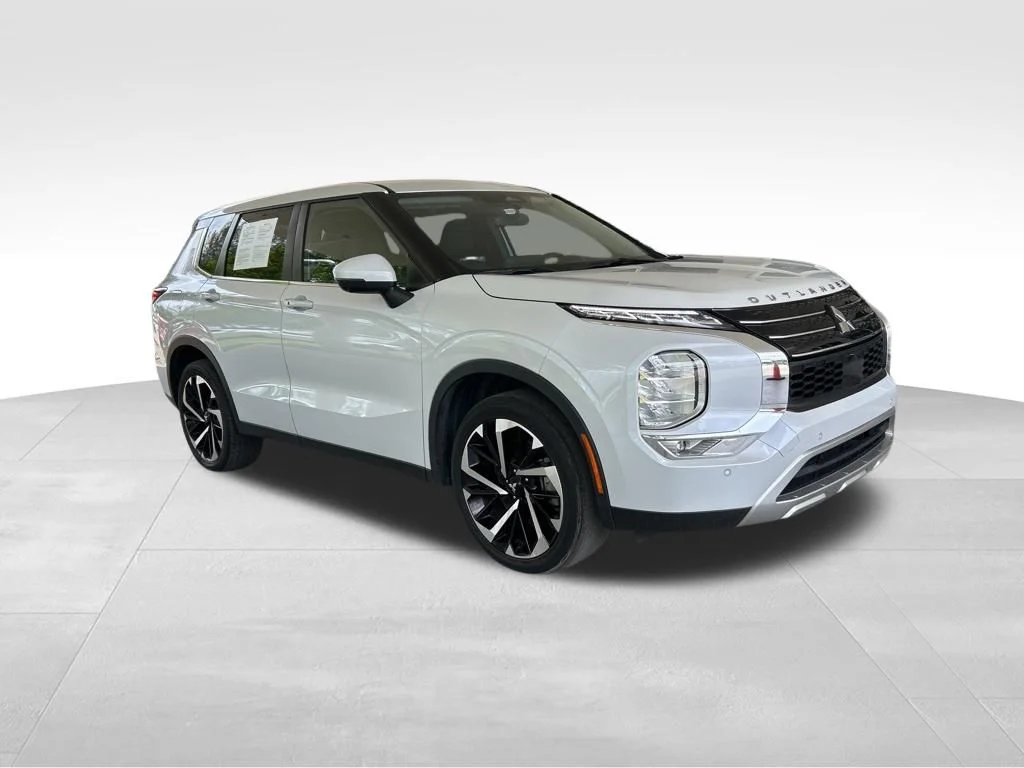 2023 Mitsubishi Outlander SE 2WD's photo