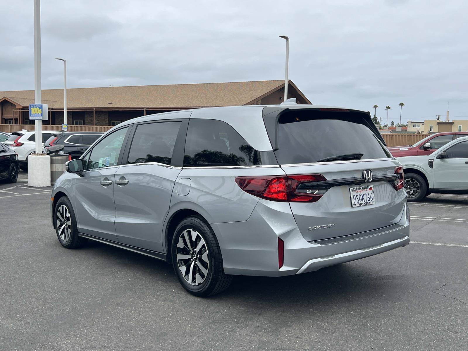 Certified Used 2025 Solar Silver Metallic Honda EX-L image 3