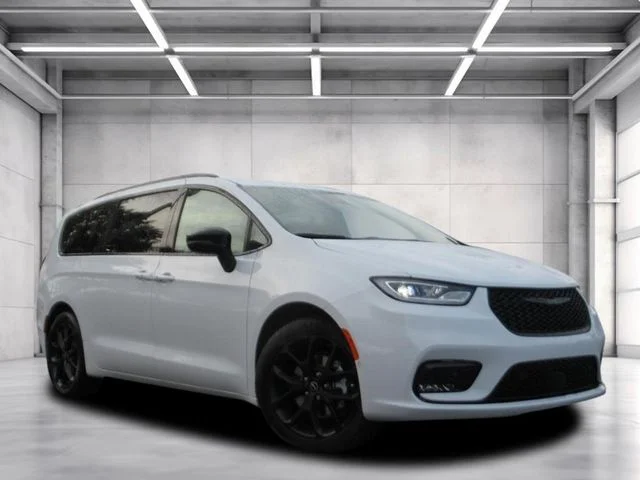 2026 Chrysler Pacifica Select's photo