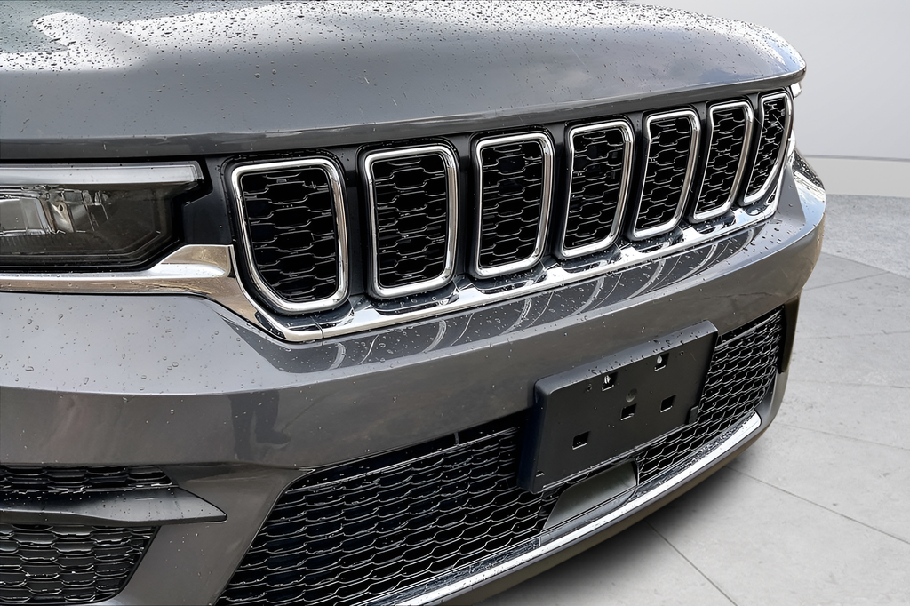 Used 2025 SELECT Jeep Laredo X image 34