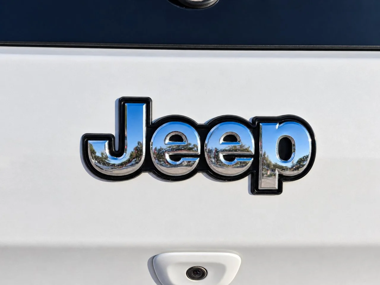 Used 2016 Bright White Jeep Latitude FWD image 7