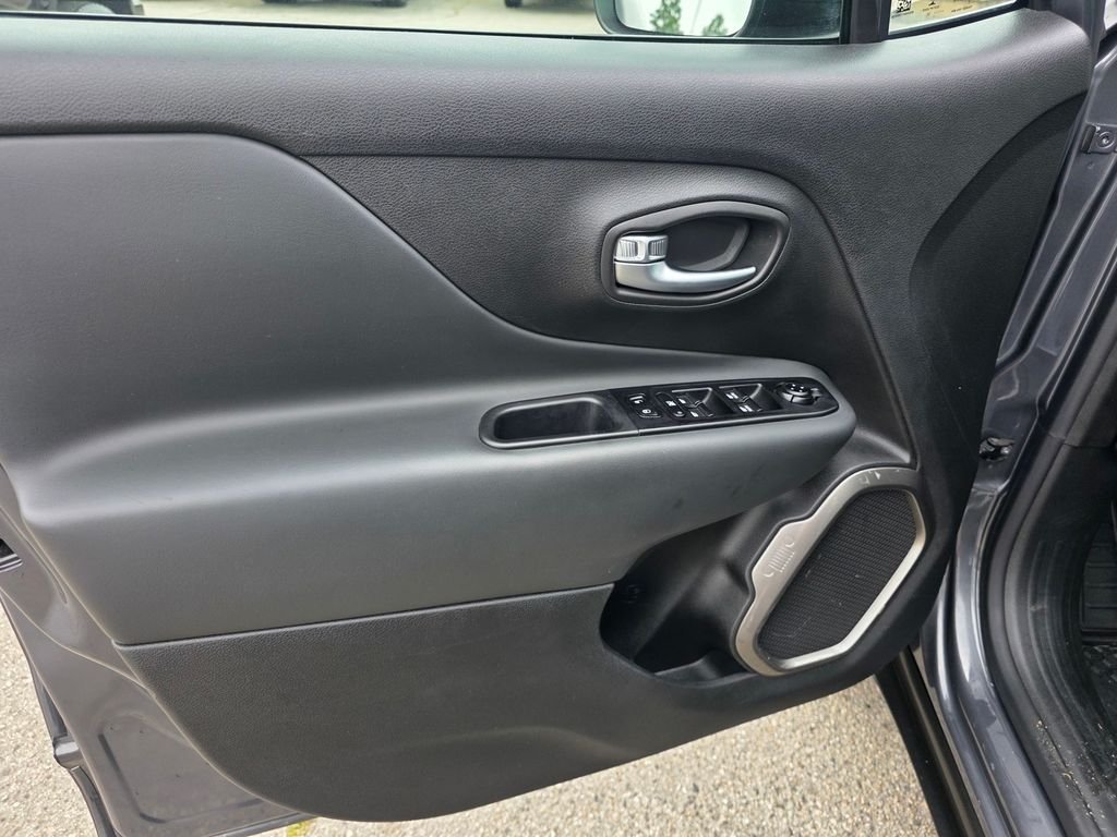 Certified Used 2022 Gray Jeep Latitude image 13