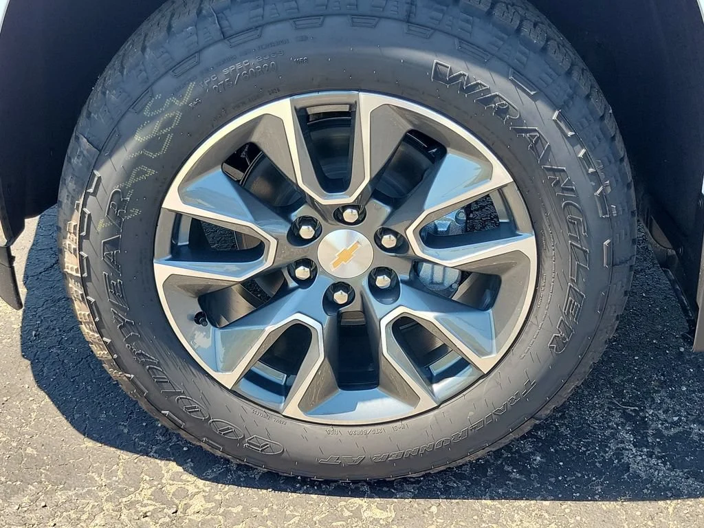 New 2026 Summit White Chevrolet LT (2FL) image 31