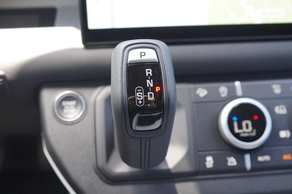 2025 Land Rover Defender S - Photo 18