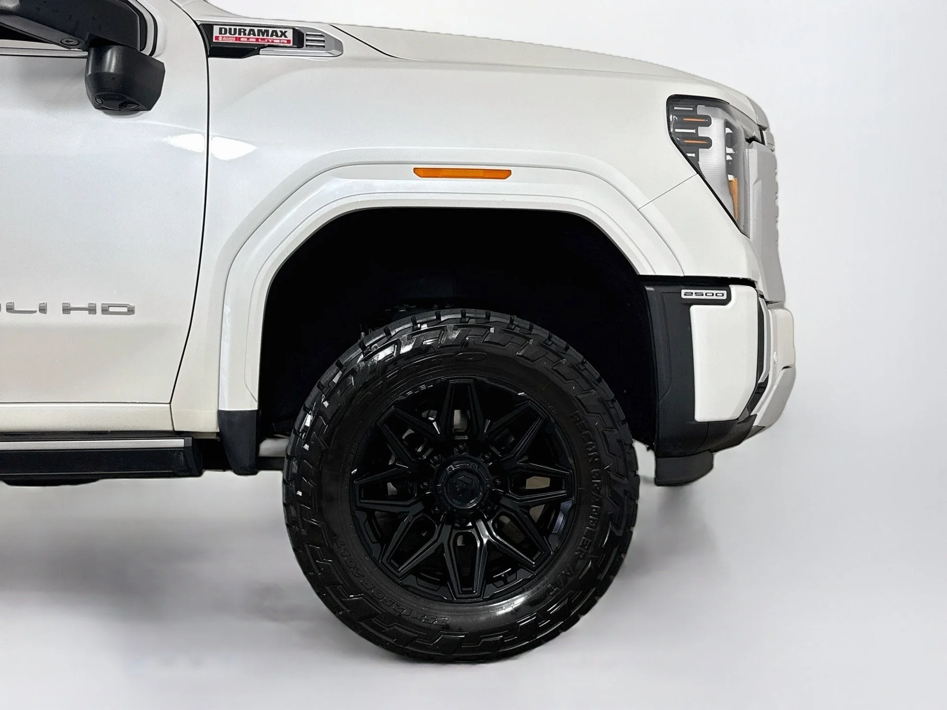 Used 2024 White Frost Tricoat GMC Denali image 28