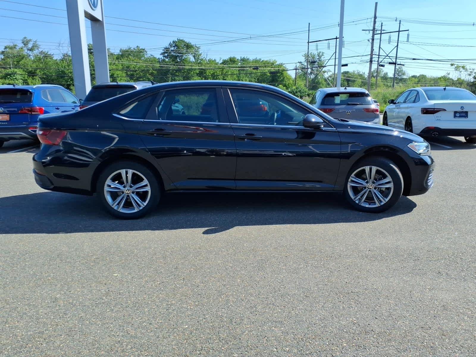 Certified Used 2024 DEEP BLACK PEARL EFFECT Volkswagen SE image 4