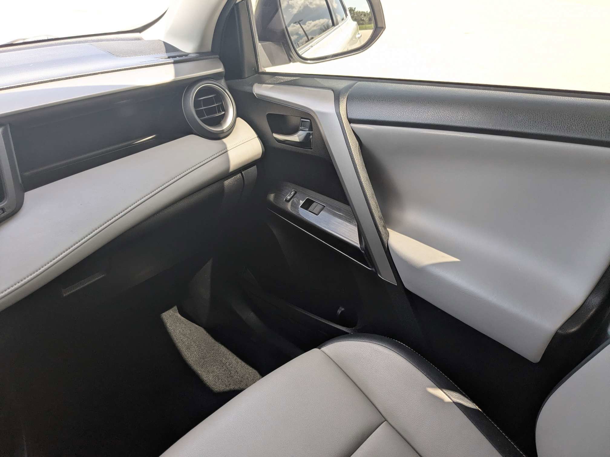 Used 2016 Blizzard Pearl Toyota Limited image 20