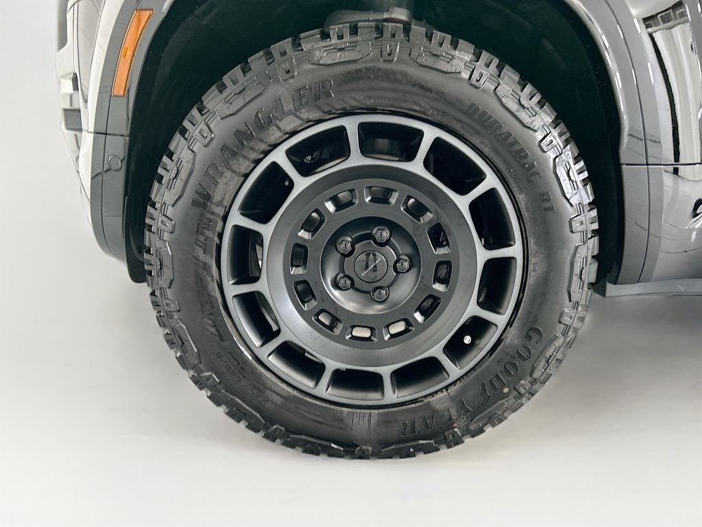 New 2026 Narvik Black Land Rover OCTA image 29