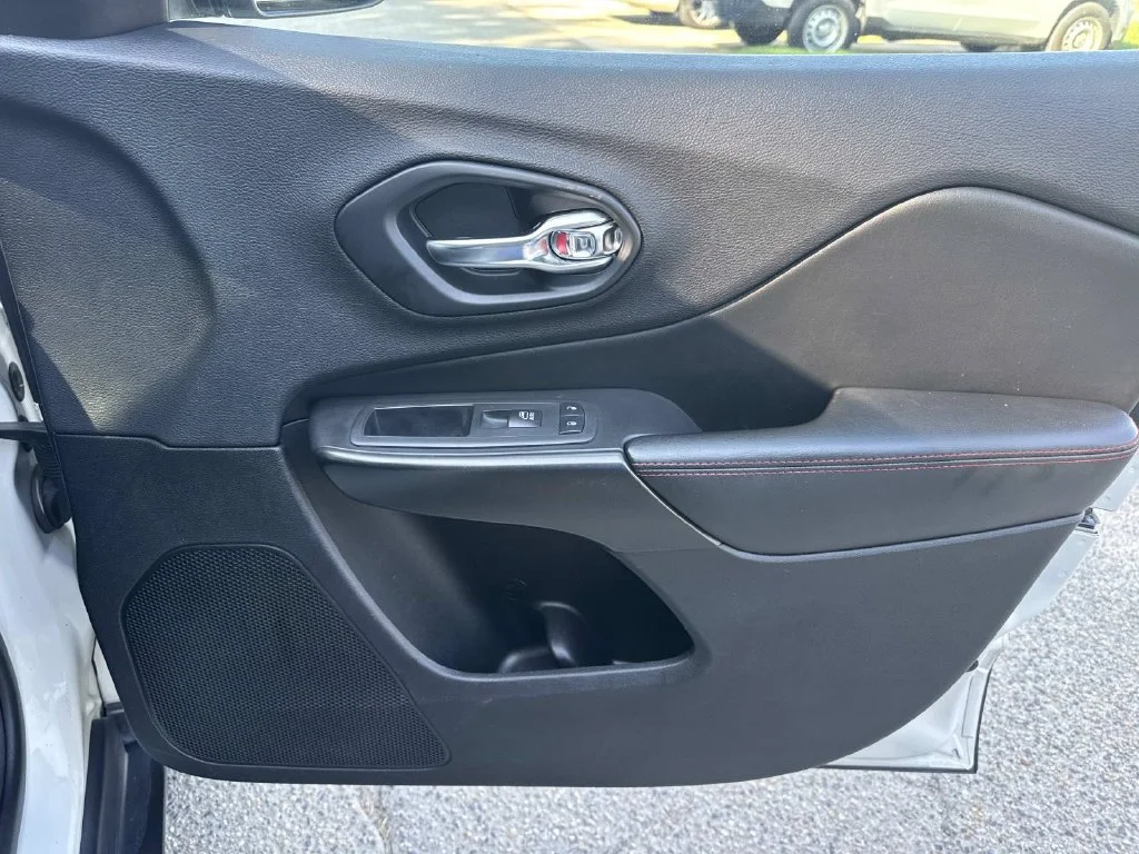 Used 2019 Pearl White Pearlcoat Jeep Trailhawk image 27