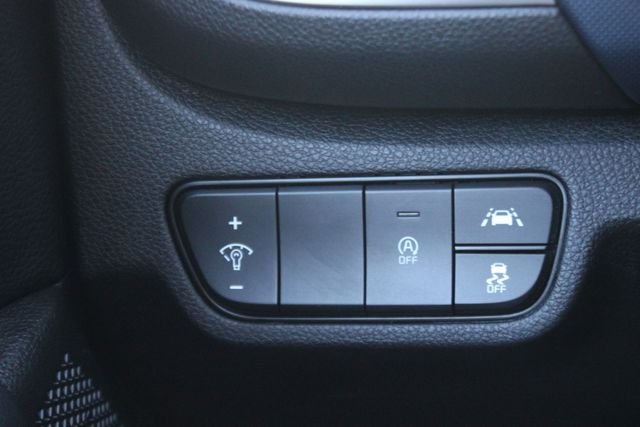 Used 2023 White Kia S image 17