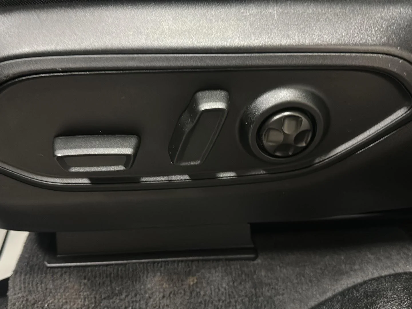 Used 2022 Silver Zynith Jeep Limited image 16