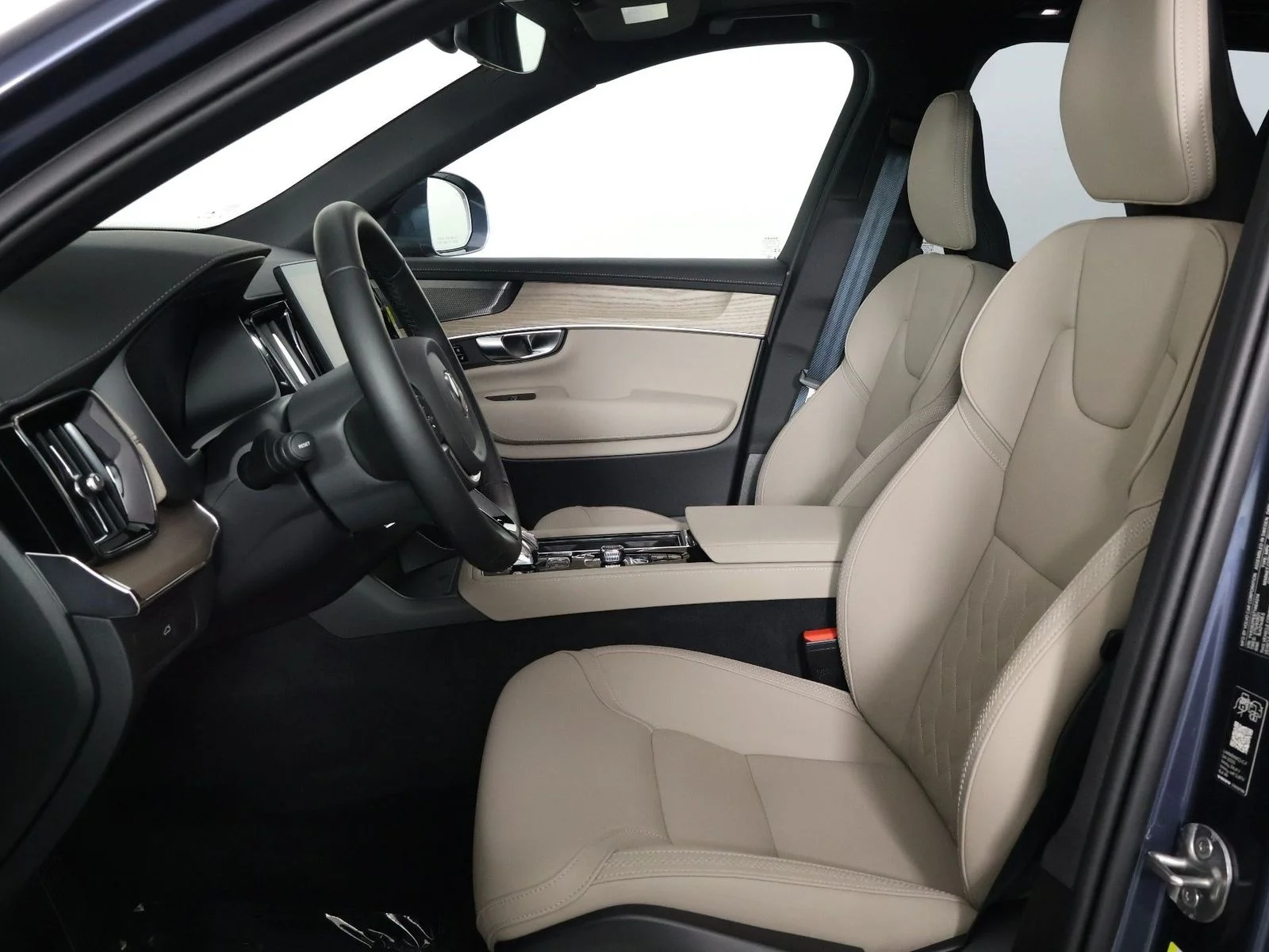 2026 Volvo XC90 Plus - Photo 31