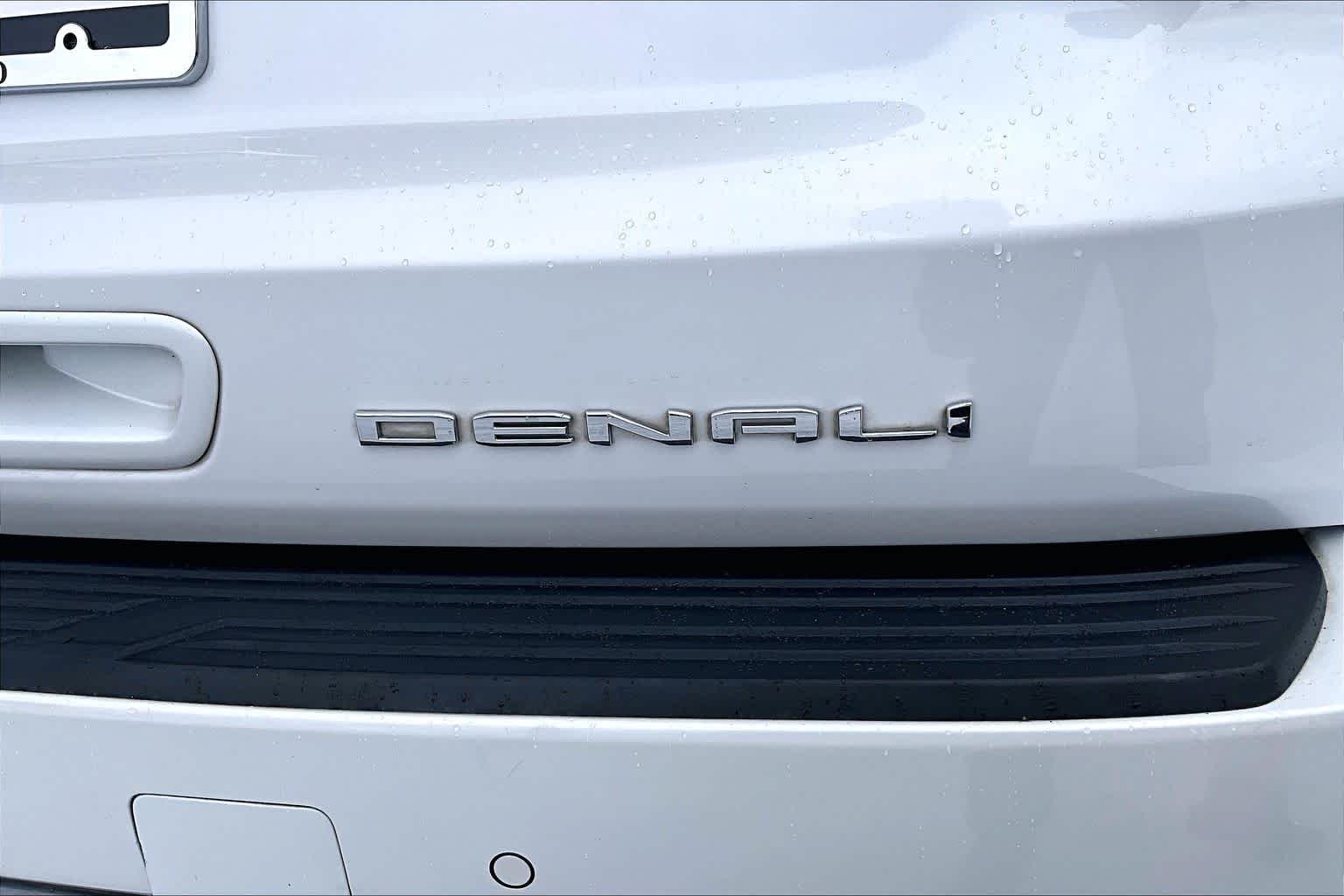 Used 2023 White Frost Tricoat GMC Denali Ultimate image 10