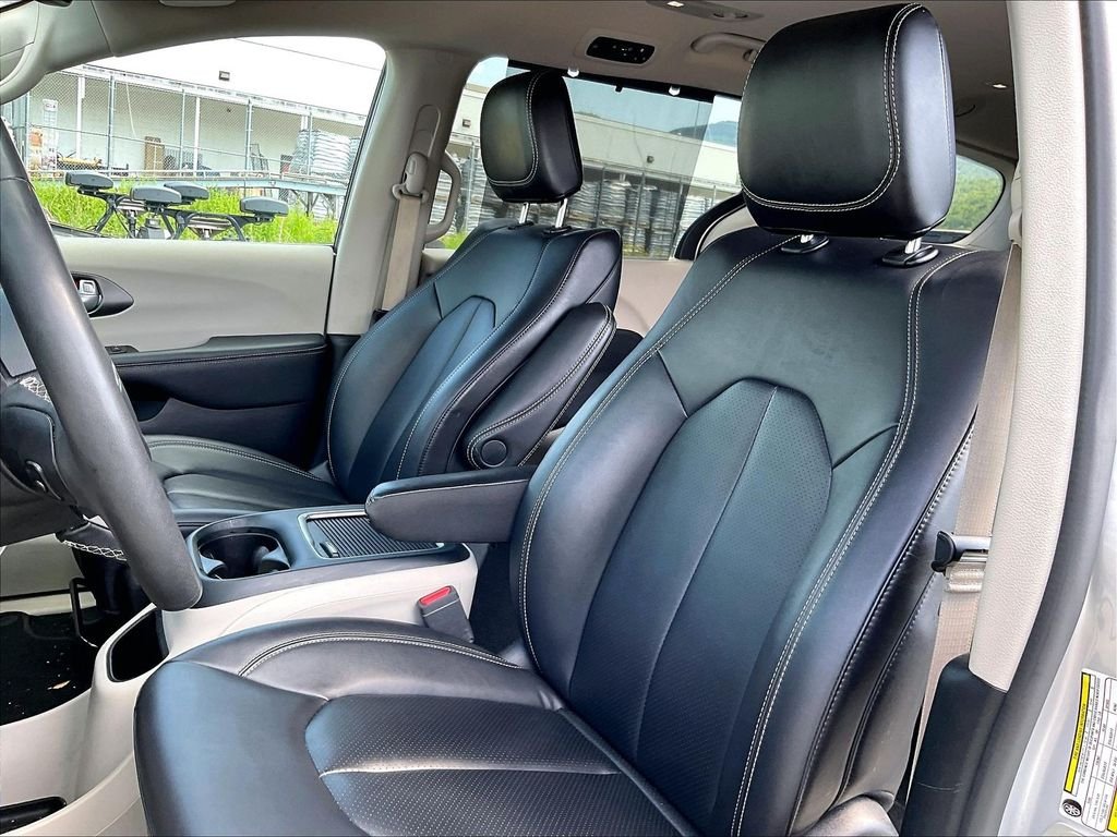 Used 2024 Silver Mist Clearcoat Chrysler Touring L image 10