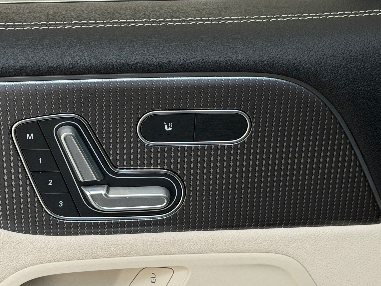Certified Used 2022  Mercedes-Benz GLB 250 image 8