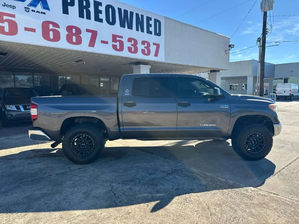 Used 2015 Gray Toyota SR5 image 18