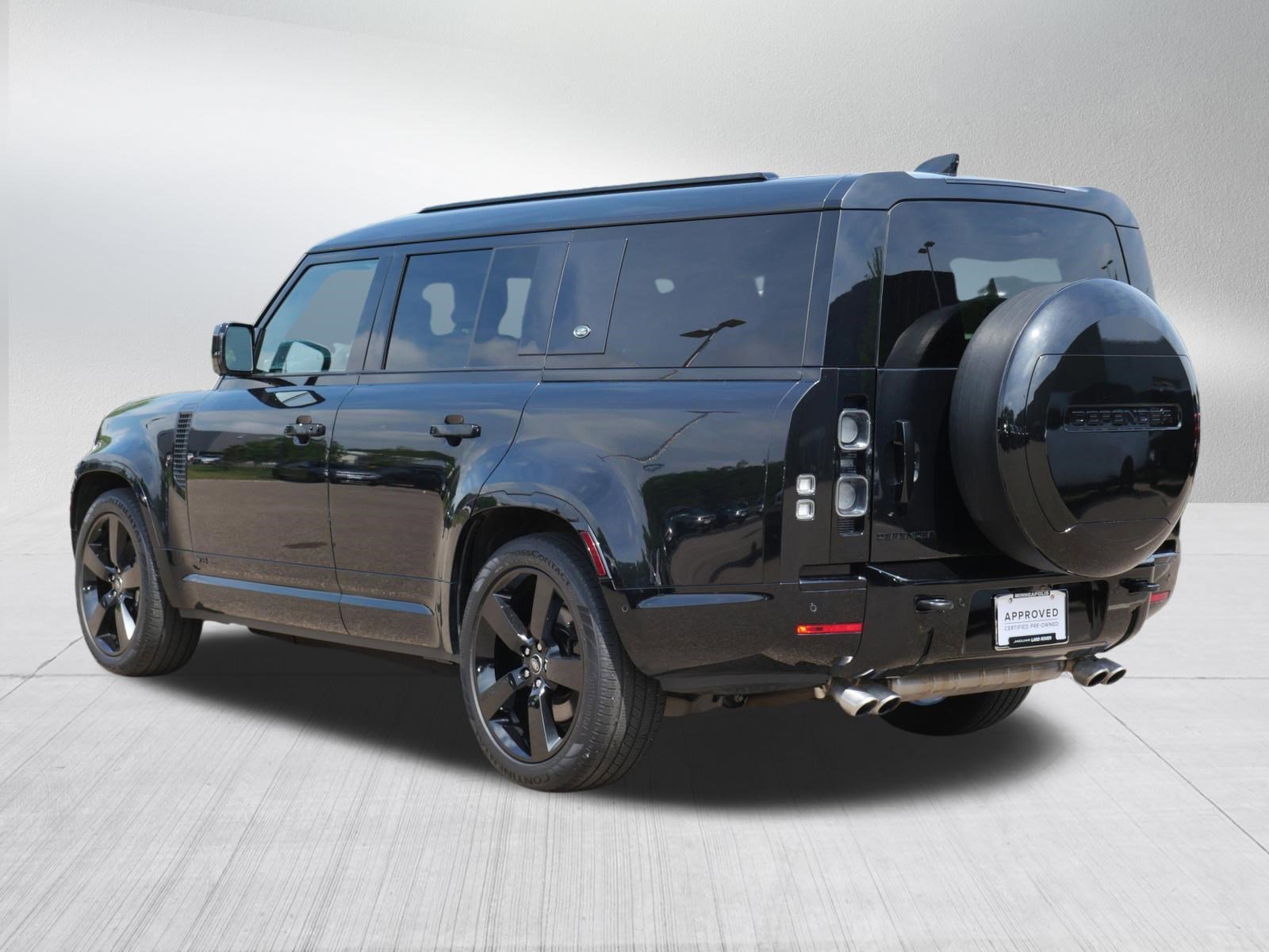 Used 2024 Santorini Black Metallic Land Rover V8 image 3