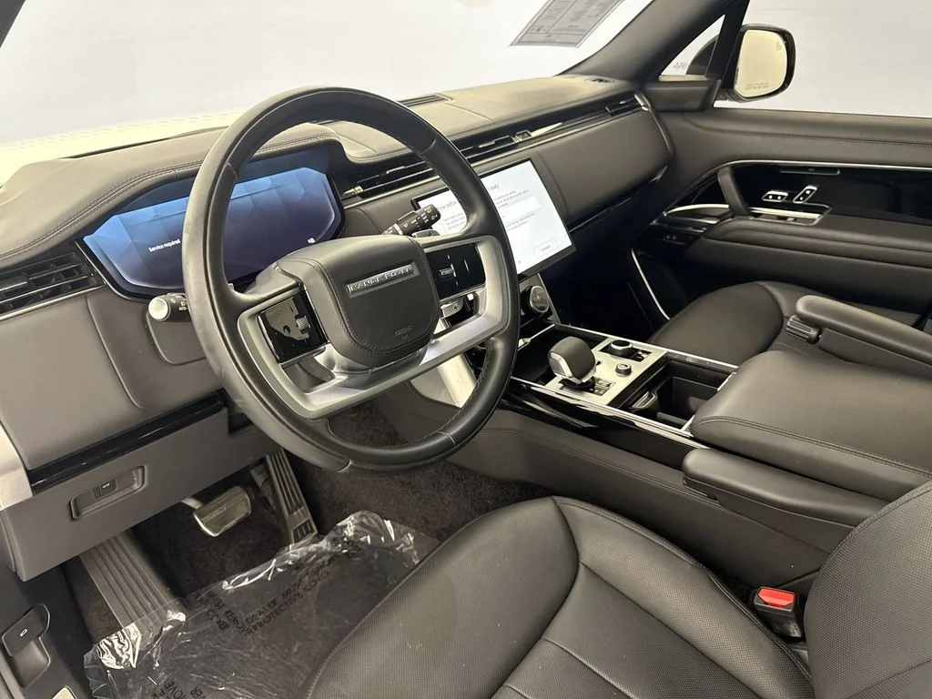 Used 2023 White Land Rover SE image 9