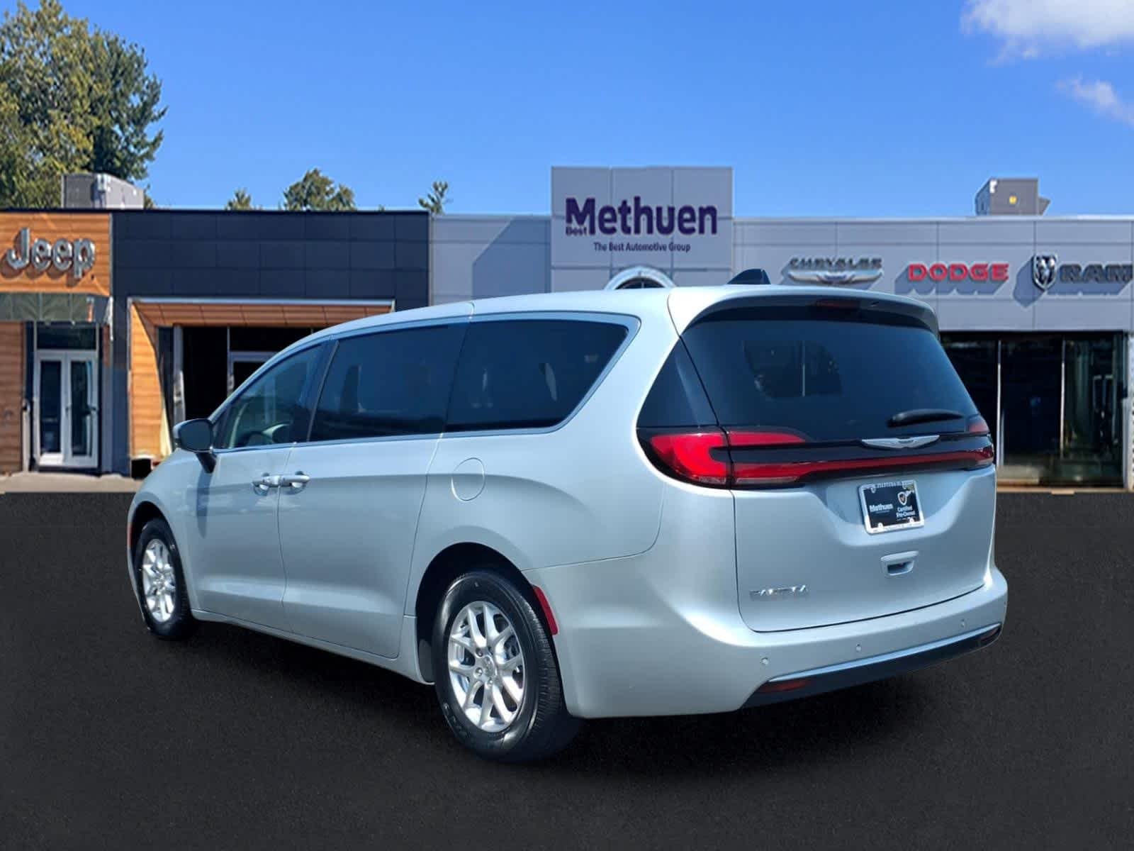 Used 2023 Silver Mist Clearcoat Chrysler Touring L image 7