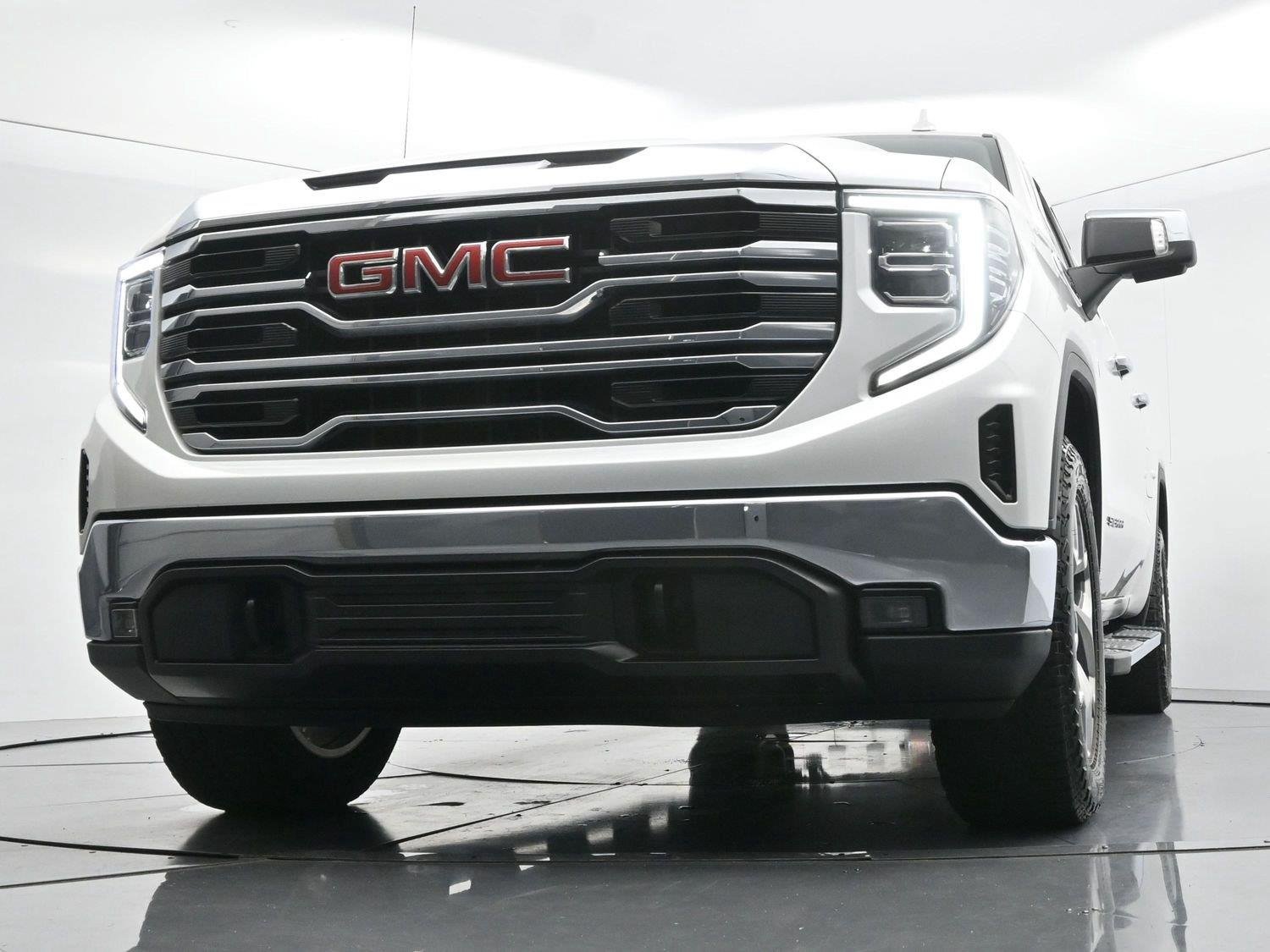 Used 2023 White Frost Tricoat GMC SLT image 47
