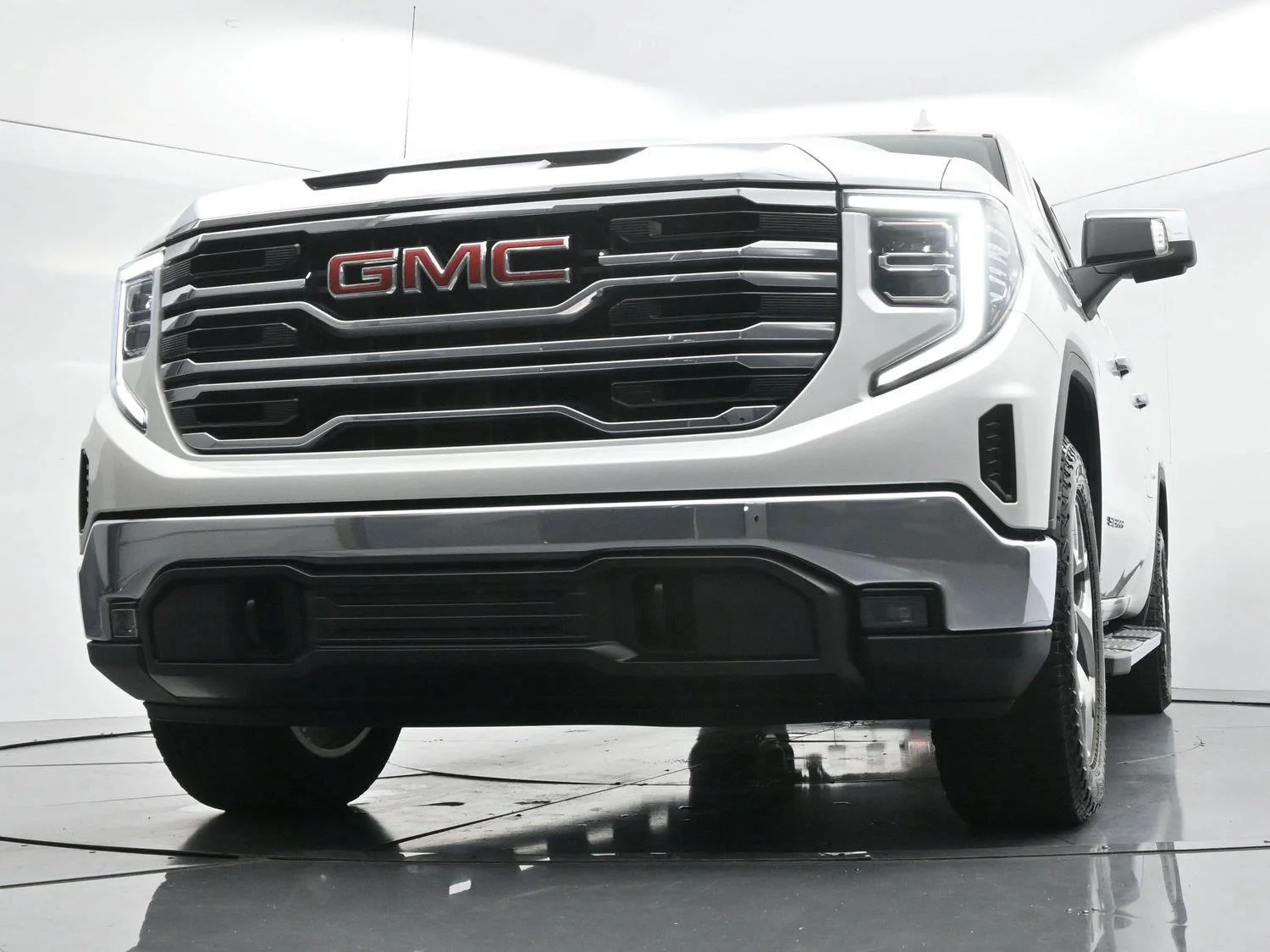 Used 2023 White Frost Tricoat GMC SLT image 47