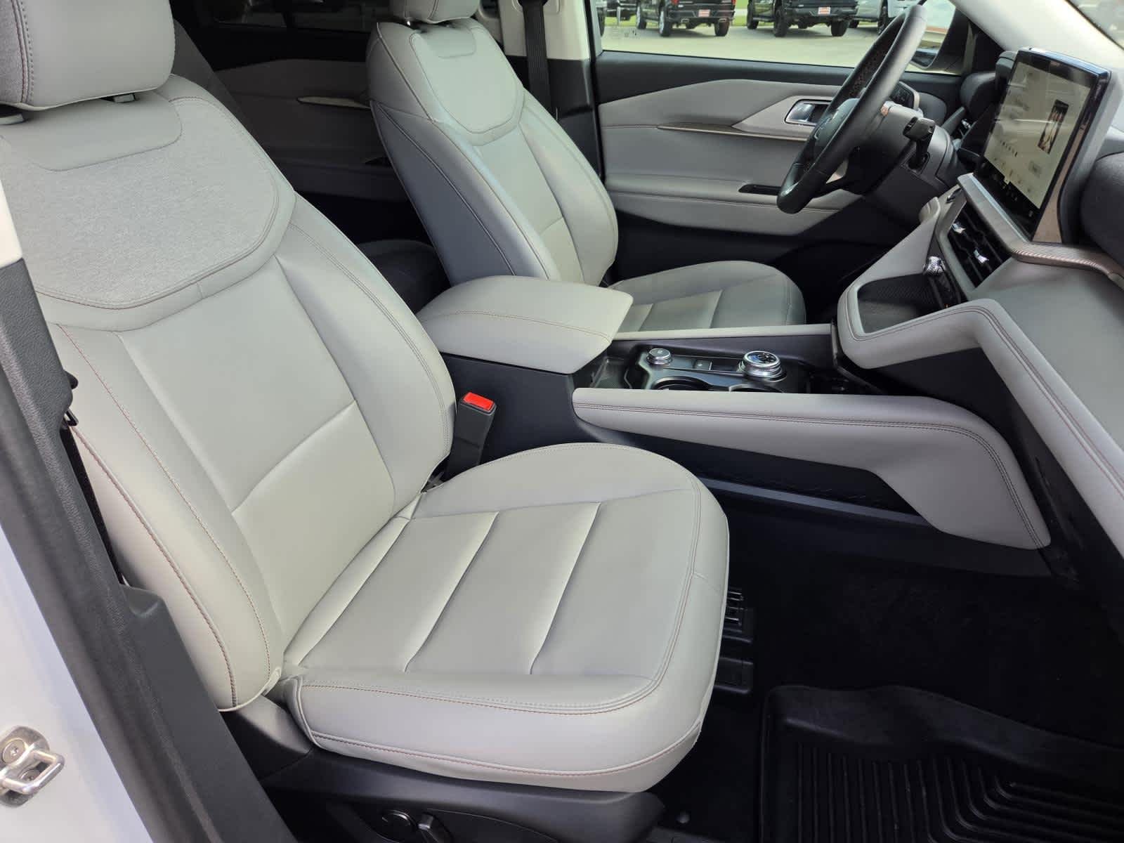 Used 2025 Space White Metallic Ford Active image 9