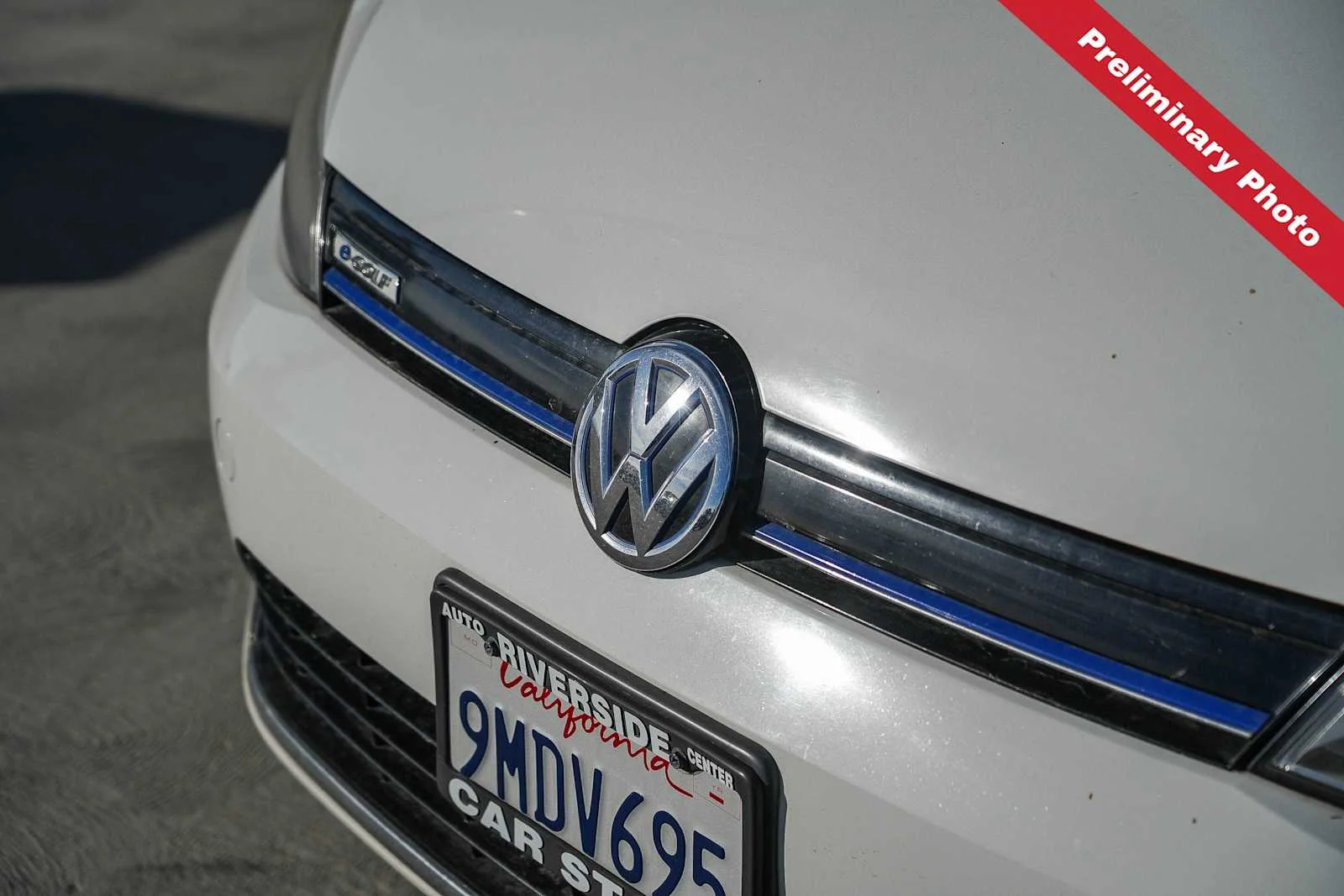 Used 2016 White Volkswagen SE image 3