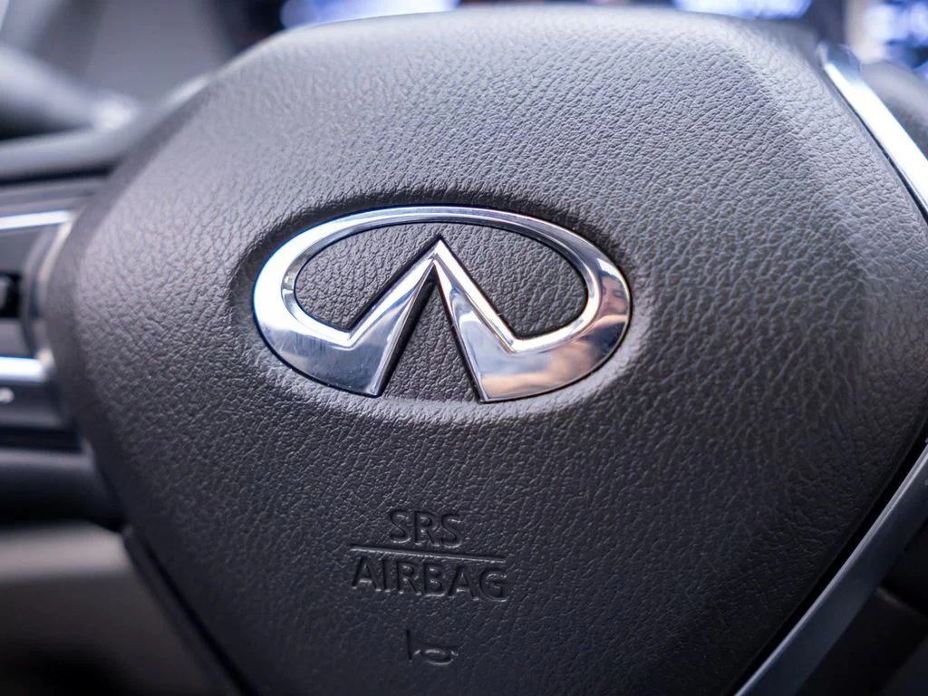 Used 2023 White INFINITI LUXE image 28