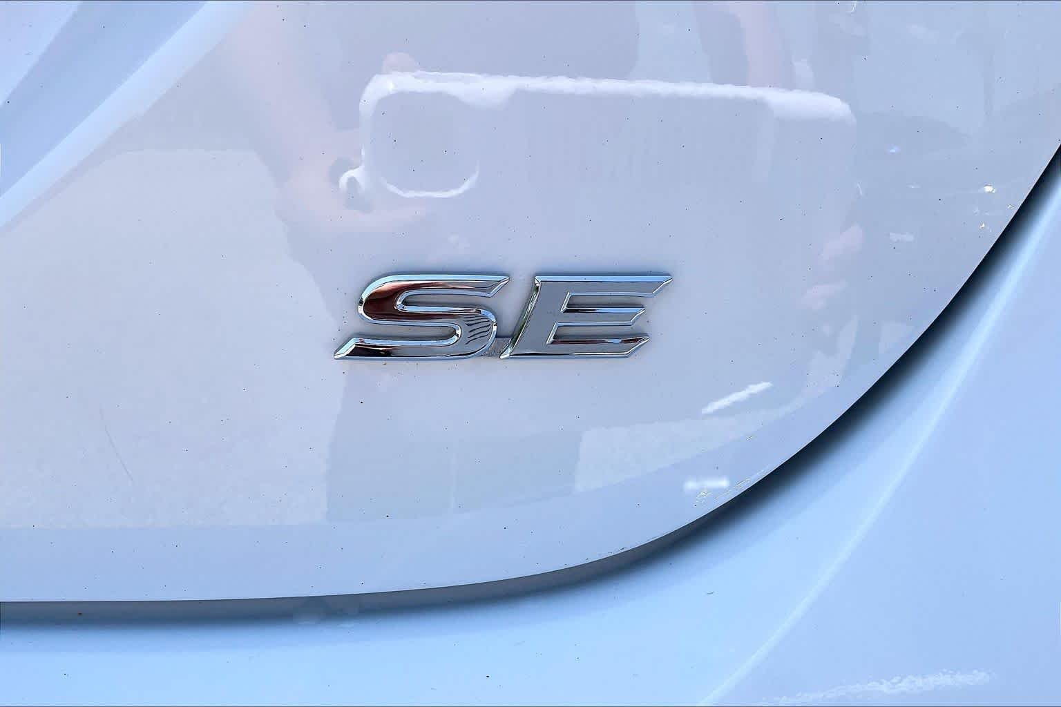 Used 2024 Ice Cap Toyota SE image 10