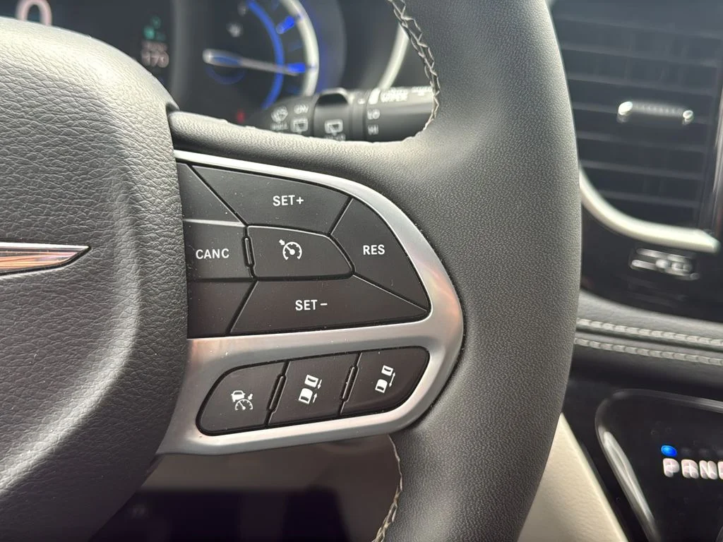 Used 2023 White Chrysler Touring L image 13
