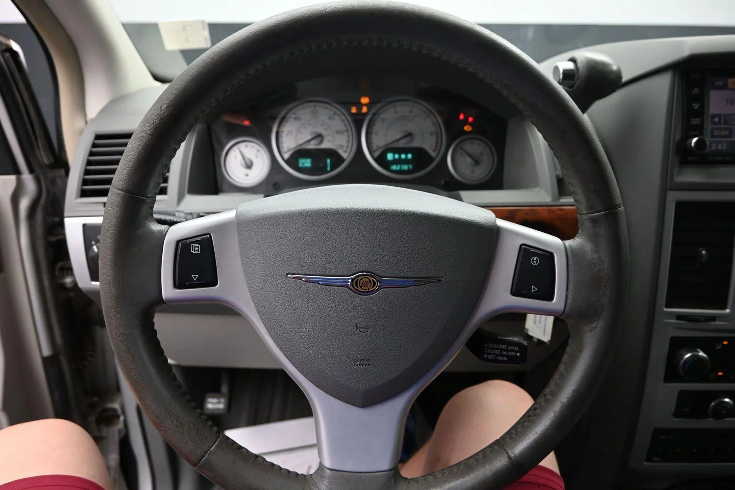 Used 2009 Bright Silver Metallic Chrysler Touring image 20