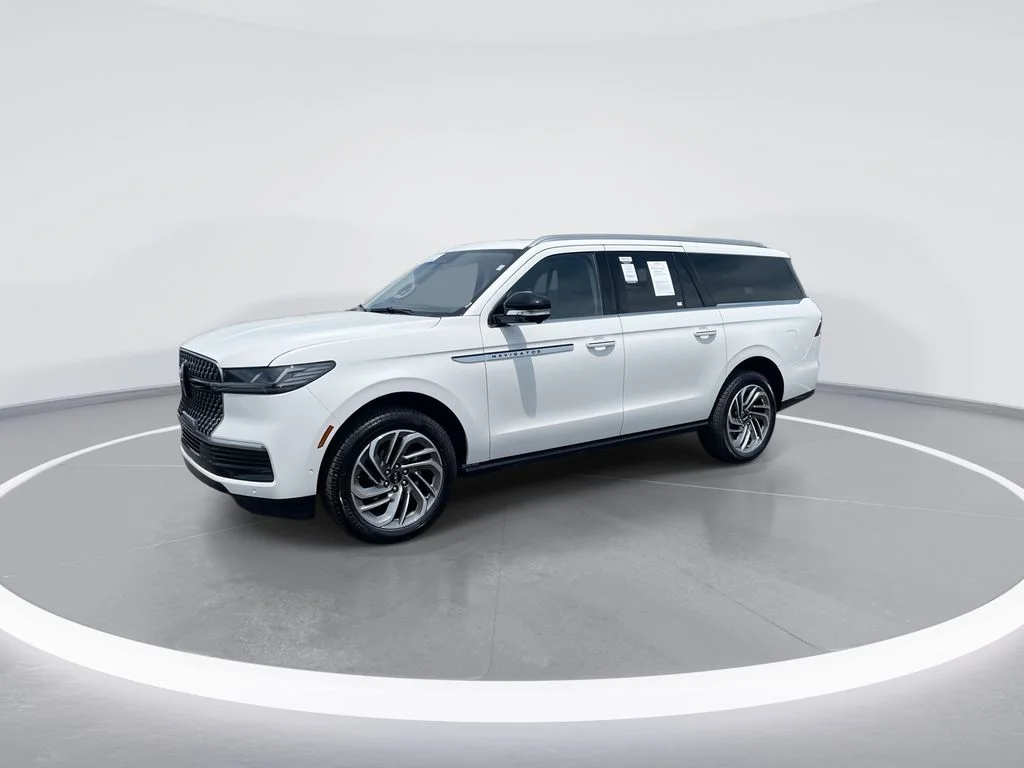 Used 2025 White Lincoln Reserve image 4