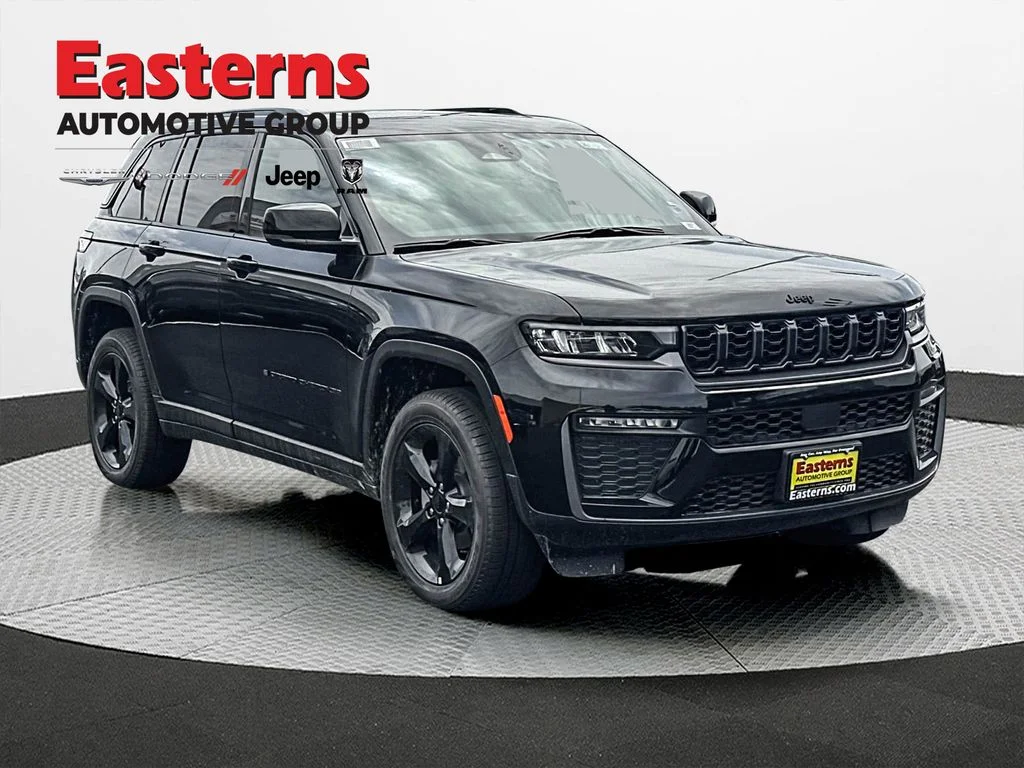 New 2026 Diamond Black Crystal Pearl-Coat Exterior Paint Jeep Limited image 4