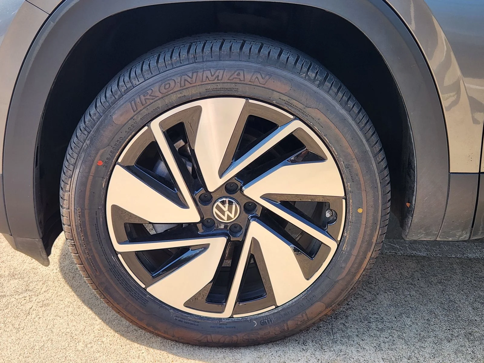 Used 2025 Gray Volkswagen 2.0T SE w/Technology image 9
