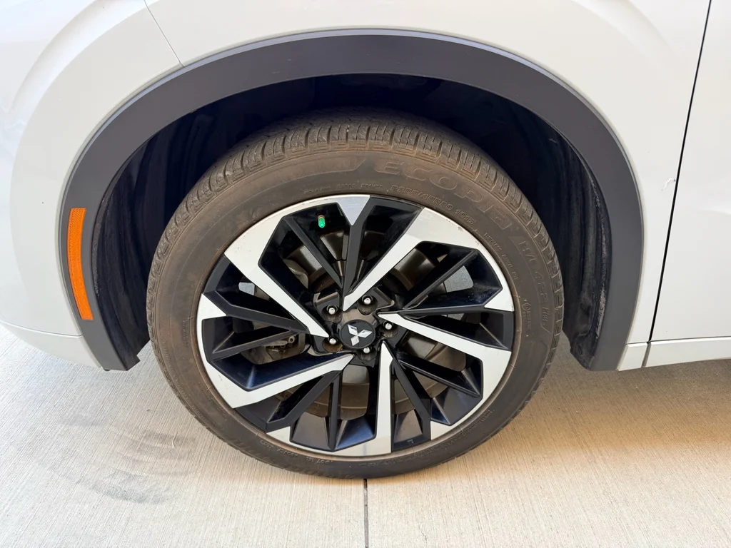 Used 2024 White Diamond Mitsubishi SEL image 29