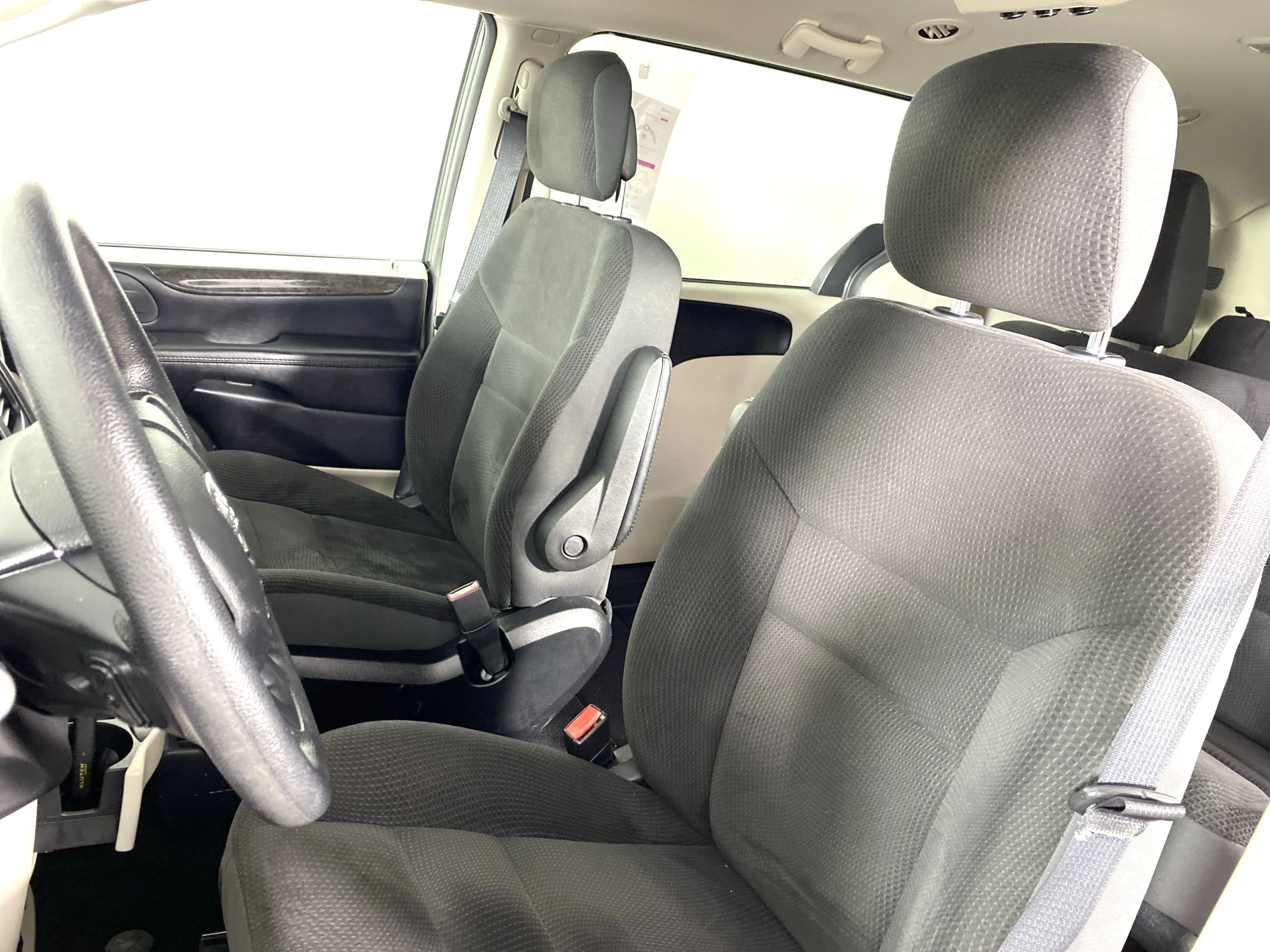 Used 2019 Black Onyx Crystal Pearlcoat Dodge SE image 15