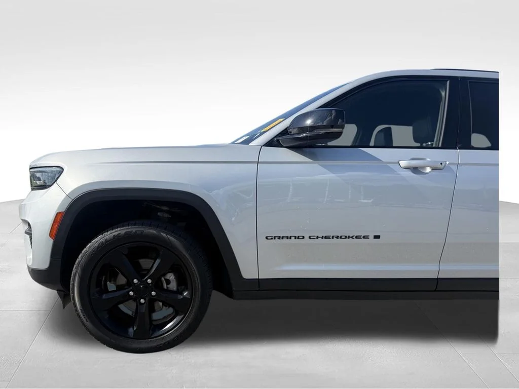 Used 2023 Silver Jeep Altitude X image 21