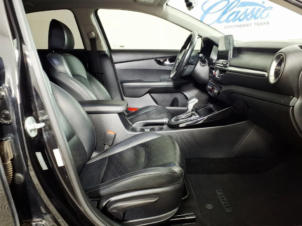 Used 2021 Black Kia EX image 11