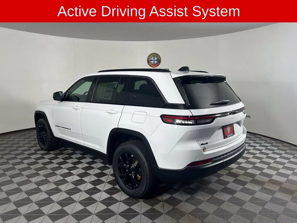 New 2026 Bright White Clear-Coat Exterior Paint Jeep Altitude image 18