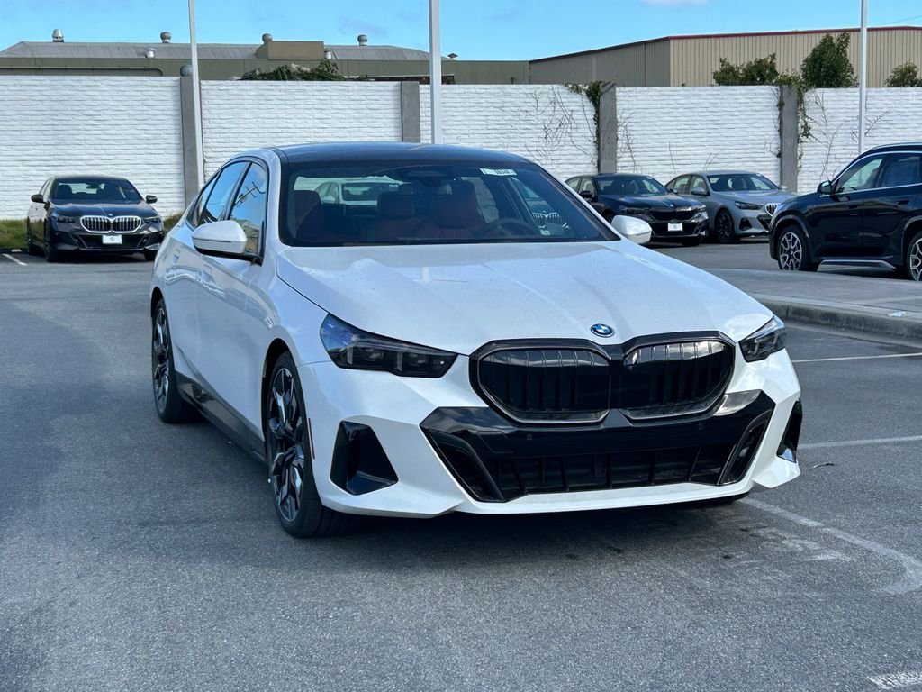 New 2027 Mineral White Metallic BMW 550e xDrive image 7