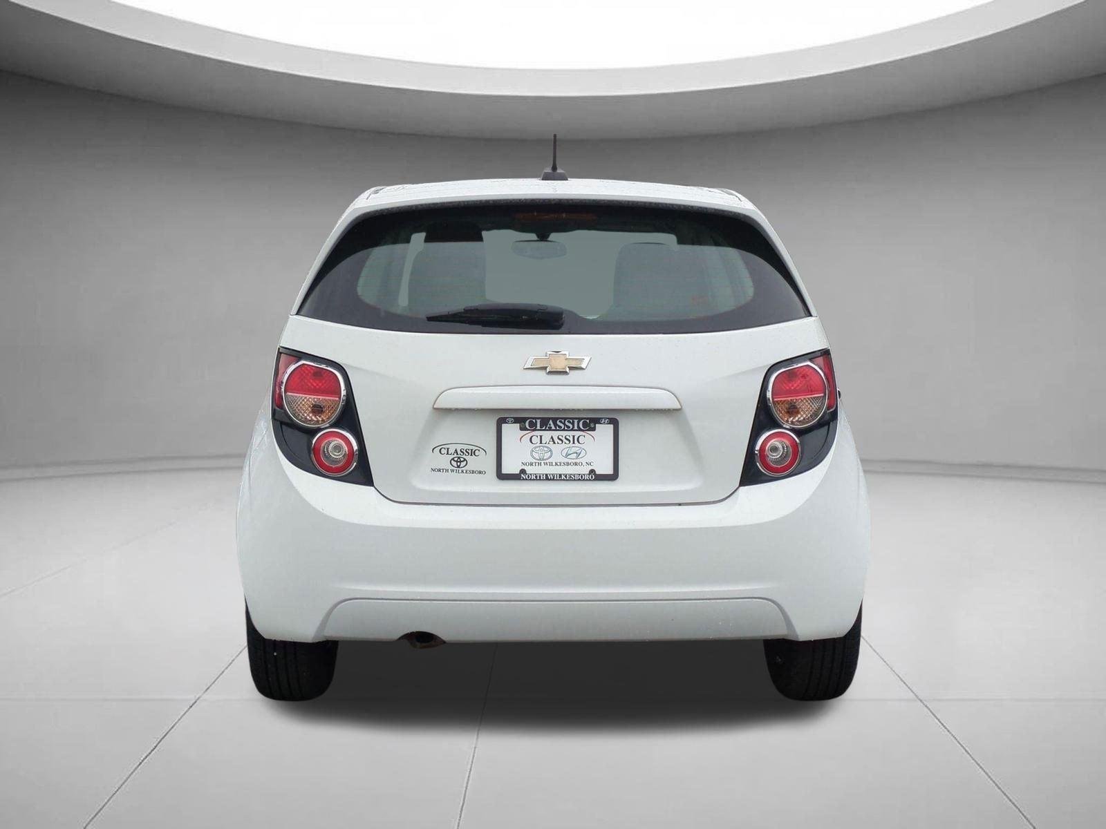 Used 2016 Summit White Chevrolet LS image 4