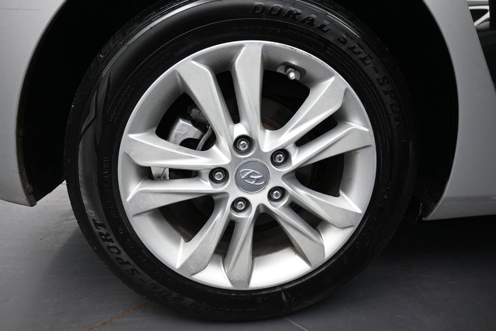 Used 2013 Shimmering Silver Metallic Hyundai Base image 33