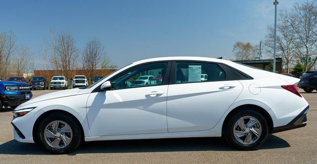 Used 2024 White Hyundai SE image 9