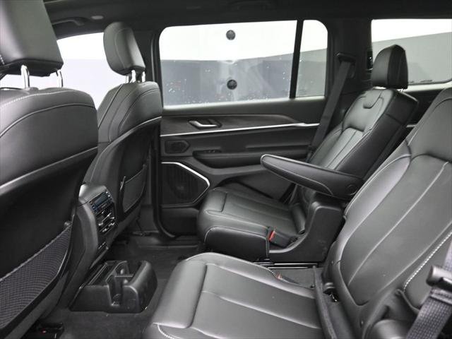 New 2026 Diamond Black Crystal Pearl-Coat Exterior Paint Jeep Limited image 12