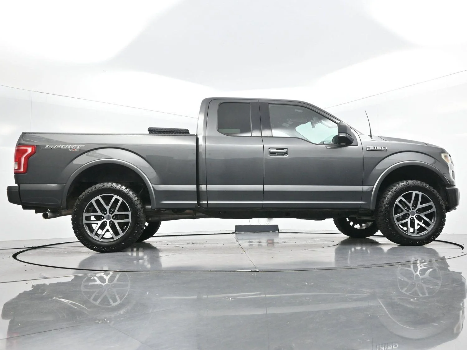Used 2016 Magnetic Metallic Ford XLT image 55