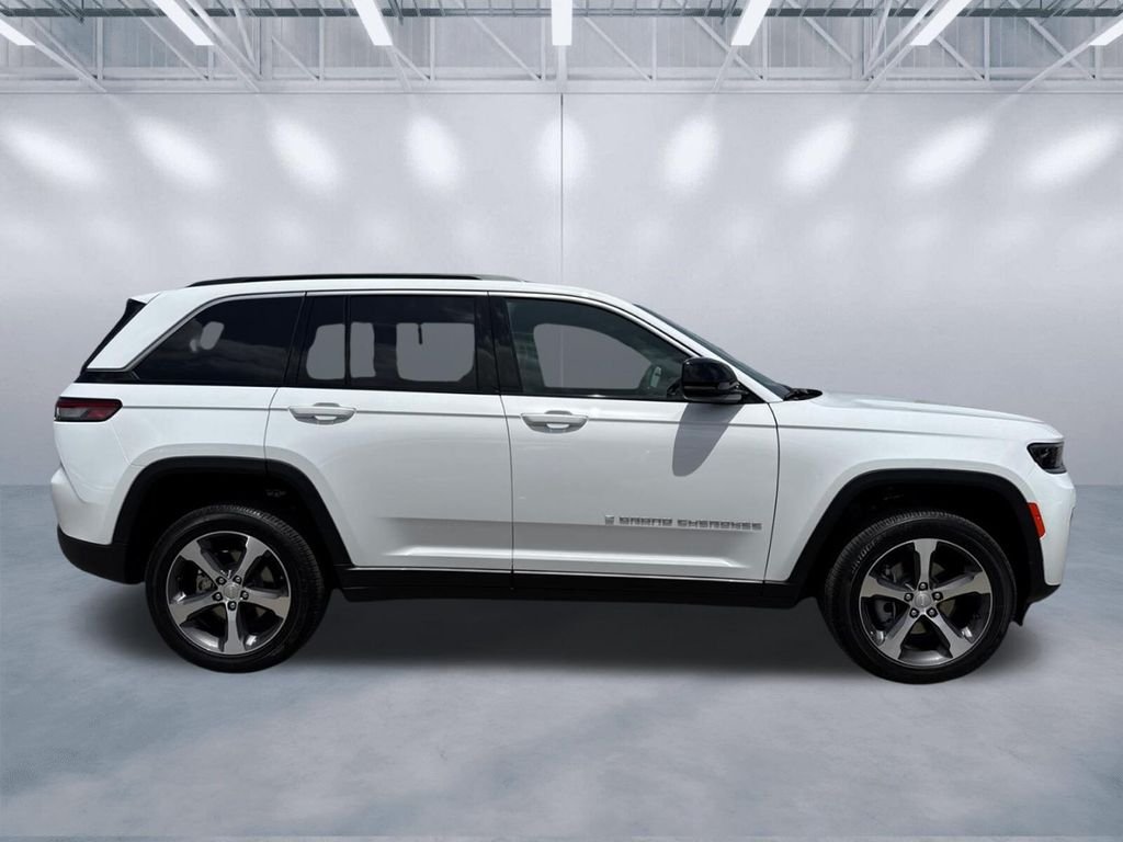 New 2026 Bright White Clear-Coat Exterior Paint Jeep Limited image 3