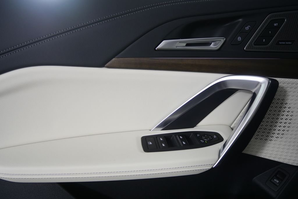 New 2026 Space Silver Metallic BMW xDrive28i image 8