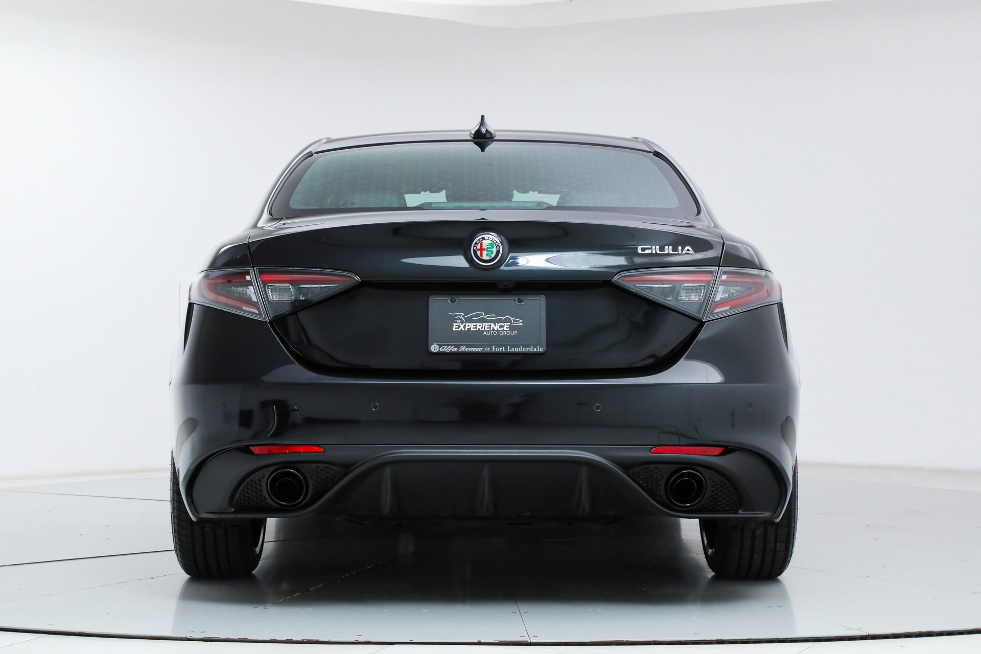 New 2025 Vulcano Black Metallic Exterior Paint Alfa Romeo  image 4